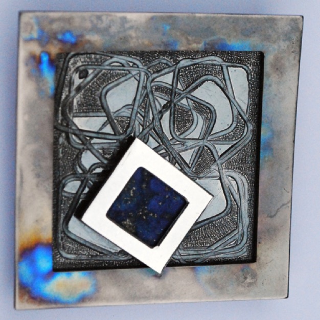 'vierkanten à la Malevitsj'
broche 12-09
zilver, titanium, lapis lazuli, alpacaspeld